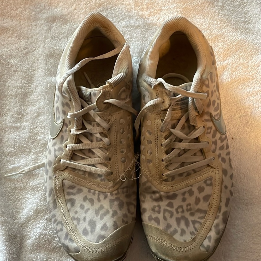 Athletic shoes